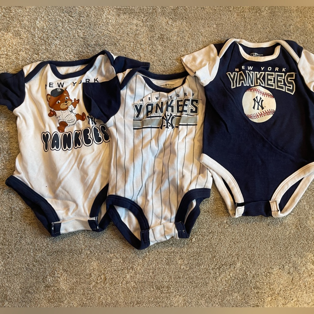 MLB Genuine Merchandise Yankees Bodysuit Onesie Set - Navy and White